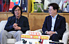 YONHAP PHOTO-8672> 영화인 발언 듣는 이재명 대통령 (생폴드방스[프랑스]=연합뉴스) 김도훈 기자 = 이재명 대통령이 7일(현지시간) 프랑스 남부 생폴드방스 마그 재단에서 국제 영화·영상 정상회의 '뤼미에르 서밋' 개막식 후 열린 영화인과의 대화에서 이창동 감독의 발언을 듣고 있다. 이번 행사는 서밋에 초청받은 한국 감독 및 배우들과의 간담회로 이창동·정주리 감독, 배우 설경구·전도연·김도연 씨, 김민영 넷플릭스 아시아태평양 지역 콘텐츠 총괄 부사장 등이 참석했다. 2026.9.7 superdoo82@yna.co.kr/2026-09-07 20:30:41/