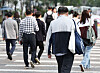 People dressed in long sleeves are spotted in Jongno District, central Seoul, on Sept. 14.