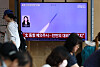 (서울=뉴스1) 오대일 기자 = 12일 서울역 대합실에서 시민들이 북한의 탄도미사일 발사 관련 뉴스를 시청하고 있다. 합동참모본부에 따르면 북한은 이날 오전 5시 20분쯤부터 강원도 원산 일대에서 동해상으로 단거리 탄도미사일을 수 차례 발사했다. 북한의 탄도미사일 발사는 지난달 20일 이후 23일 만이다. 2026.9.12/뉴스1