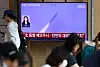 (서울=뉴스1) 오대일 기자 = 12일 서울역 대합실에서 시민들이 북한의 탄도미사일 발사 관련 뉴스를 시청하고 있다. 합동참모본부에 따르면 북한은 이날 오전 5시 20분쯤부터 강원도 원산 일대에서 동해상으로 단거리 탄도미사일을 수 차례 발사했다. 북한의 탄도미사일 발사는 지난달 20일 이후 23일 만이다. 2026.9.12/뉴스1