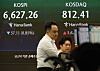 A screen in Hana Bank's trading room in central Seoul shows the Kospi closing at 6,627.26 points on Sept. 15, down 57.11 points, or 0.85 percent, from the previous trading session.