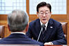 President Lee Jae Myung, right, speaks during his summit talks with Uzbekistan President Shavkat Mirziyoyev at Blue House in central Seoul on Sept. 14.
