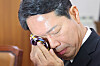 Justice Minister Nominee Kim Seung-won wipes tears from his eyes with a handkerchief after speaking during his confirmation hearing at the National Assembly in western Seoul on Sept. 15.