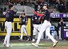 (대전=뉴스1) 김기남 기자 = 15일 대전 한화생명볼파크에서 열린 2026 신한 SOL KBO리그 KT위즈와 한화 이글스의 경기에서 KT 힐리어드가 6회초 경기장 밖으로 나가는 대형 홈런을 치며 홈에 들어오고 있다. 2026.9.15/뉴스1