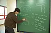 60년 수학 난제 '소파 문제' 풀었다…한국인 연구 쾌거 (서울=연합뉴스) 60년 가까이 수학 난제로 꼽히던 '소파 움직이기 문제'를 해결한 한국인의 연구가 지난해 10대 수학 혁신 사례로 선정됐다. 4일 수학계에 따르면 미국 과학 전문지 '사이언티픽 아메리칸'은 2025년 10대 수학 혁신 중 하나로 소파 움직이기 문제를 풀어낸 백진언(31) 고등과학원 허준이수학난제연구소 박사(허준이펠로우)의 연구를 선정했다. 소파 움직이기 문제는 폭이 1이고 직각으로 꺾인 좁은 복도를 지나갈 수 있는 가장 면적이 넓은 도형을 묻는 문제다. 사진은 소파 움직이기 문제 설명하는 백진언 고등과학원 허준이펠로우. 2026.1.5 [고등과학원 제공. 재판매 및 DB 금지] photo@yna.co.kr/2026-01-05 07:05:58/