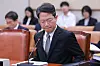 잠시 정회로 인사청문회장 떠나는 김승원 법무장관 후보자 (서울=연합뉴스) 신현우 기자 = 김승원 법무부 장관 후보자가 15일 국회 법제사법위원회에서 열린 인사청문회가 잠시 정회되자 청문회장을 떠나기 위해 자리에서 일어나고 있다. 2026.9.15 nowwego@yna.co.kr/2026-09-15 16:22:38/