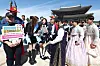 Caption: 올바른 궁 관람 위한 캠페인 (서울=연합뉴스) 강민지 기자 = 허민 국가유산청장과 홍보대사 피프티피프티 예원ㆍ아테나가 17일 서울 경복궁 일원에서 열린 궁능 관람 질서 준수 유관기관 합동캠페인에서 관람객들에게 홍보물을 배포하고 있다. 2026.9.17 mjkang@yna.co.kr/2026-09-17 12:17:03/