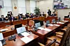 (서울=뉴스1) 황기선 기자 = 진성준 국방위원장이 17일 오후 서울 여의도 국회에서 열린 국방위원회 전체회의에서 의사봉을 두드리고 있다.이날 회의에서는 여당 단독으로 강신철 국방부 장관 후보자 청문보고서를 채택, 야당은 불참했다. 2026.9.17/뉴스1