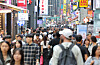 관광객들로 붐비는 명동거리 (서울=연합뉴스) 류영석 기자 = 방한 외국인의 쇼핑 지출의 중심지가 명동, 소공동을 비롯한 서울 중구에 집중된 것으로 나타난 가운데 13일 서울 명동 거리가 관광객 및 시민들로 붐비고 있다. 이날 한국관광공사 관광데이터랩을 보면 지난 2분기 서울 중구 외국인 신용카드 쇼핑업 지출액은 5천684억원으로 전국 지출액(2조3천606억원)의 24.1%였다. 롯데멤버스가 한국관광공사의 데이터를 가공해 분석한 결과로는 올해 5월 기준 방한 외국인 소비액 중 명동이 차지하는 비중은 27.8%에 달했다. 2026.9.13 ondol@yna.co.kr/2026-09-13 15:35:47/