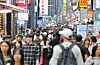 관광객들로 붐비는 명동거리 (서울=연합뉴스) 류영석 기자 = 방한 외국인의 쇼핑 지출의 중심지가 명동, 소공동을 비롯한 서울 중구에 집중된 것으로 나타난 가운데 13일 서울 명동 거리가 관광객 및 시민들로 붐비고 있다. 이날 한국관광공사 관광데이터랩을 보면 지난 2분기 서울 중구 외국인 신용카드 쇼핑업 지출액은 5천684억원으로 전국 지출액(2조3천606억원)의 24.1%였다. 롯데멤버스가 한국관광공사의 데이터를 가공해 분석한 결과로는 올해 5월 기준 방한 외국인 소비액 중 명동이 차지하는 비중은 27.8%에 달했다. 2026.9.13 ondol@yna.co.kr/2026-09-13 15:35:47/
