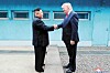 김정은(왼쪽) 북한 국무위원장과 도널드 트럼프 미국 대통령이 2019년 6월 30일 판문점에서 만나 손을 맞잡은 모습. 사진 조선중앙통신 홈페이지
