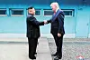 김정은(왼쪽) 북한 국무위원장과 도널드 트럼프 미국 대통령이 2019년 6월 30일 판문점에서 만나 손을 맞잡은 모습. 사진 조선중앙통신 홈페이지