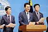 한반도 평화체제 구축 및 북미정상회담 개최 촉구 기자회견 (서울=연합뉴스) 배재만 기자 = 더불어민주당 송영길 의원(가운데), 국민의힘 조경태 의원(왼쪽), 조국혁신당 김준형 의원이 18일 국회 소통관에서 '한반도 평화체제 구축 및 북미정상회담 개최 촉구 결의안' 발의 기자회견을 열고 있다. 이 결의안은 여ㆍ야 및 무소속 국회의원 88명이 공동 발의했다. 2026.9.18 scoop@yna.co.kr/2026-09-18 09:47:30/