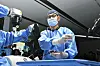 16일 서울 강남구 일원동 삼성생명 일원역빌딩에서 열린 삼성서울병원 주최 휴머노이드 수술보조로봇 시연에서 오남기 삼성서울병원 이식외과분과 교수가 휴머노이드 로봇과 함께 수술을 시연하고 있다. 강정현 기자 / 260916