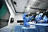 16일 서울 강남구 일원동 삼성생명 일원역빌딩에서 열린 삼성서울병원 주최 휴머노이드 수술보조로봇 시연에서 오남기 삼성서울병원 이식외과분과 교수가 휴머노이드 로봇과 함께 수술을 시연하고 있다. 강정현 기자 / 260916