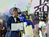 Yoo Hong-jun and Jeon Eun-seul display award certificates at a museum costume contest ceremony.