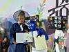 Yoo Hong-jun and Jeon Eun-seul display award certificates at a museum costume contest ceremony.