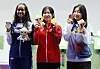 메달 들어보이는 반효진 (도요타[일본]=연합뉴스) 임화영 기자 = 20일 일본 아이치현 종합 사격장에서 열린 2026 아이치·나고야 아시안게임 사격 여자 10m 공기소총 개인전 결선에서 동메달을 획득한 한국 반효진이 기념촬영을 하고 있다. 왼쪽부터 은메달 획득한 인도 엘라베닐 발라리반, 금메달 획득한 일본 다이치 히나타, 반효진. 2026.9.20 hwayoung7@yna.co.kr/2026-09-20 15:47:04/