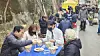2023 2월 2일 오후 대구 북구 대현동 경북대학교 서문 인근 골목가에서 돼지고기 수육과 소고기국밥을 받은 사람들이 식사를 하고 있다. 이날 돼지고기 잔치는 이슬람 사원 건립을 반대하는 대현동 주민 중 일부가 주최했다.