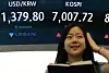 코스피, 1%대 올라 '7천피' 탈환 (서울=연합뉴스) 이진욱 기자 = 21일 서울 중구 하나은행 딜링룸에서 직원이 업무를 보고 있다. 이날 코스피는 대형 반도체주 강세에 힘입어 '7천피'(코스피 7,000 포인트)를 탈환했다. 전날보다 113.49포인트(1.65%) 오른 7,007.72로 거래를 마쳤다.2026.9.21 cityboy@yna.co.kr/2026-09-21 15:42:47/