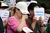 (대구=뉴스1) 공정식 기자 = 전국장애인부모연대 대구지부와 함께하는장애인부모회를 비롯한 시민단체 회원들이 8일 대구 달서구청에서 열린 '장애 전담 어린이집 집단 학대 사건' 관련 재발 방지 대책 마련을 촉구하는 기자회견에서 눈물을 훔치고 있다. 2026.7.8/뉴스1