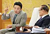 Presidential chief of staff Kang Hoon-sik, left, speaks with National Security Adviser Wi Sung-lac at Blue House in central Seoul on July 14.