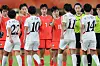 (시즈오카=뉴스1) 안은나 기자 = 21일 일본 시즈오카 스타디움 에코파에서 열린 2026 아이치·나고야 아시안게임 여자축구 조별예선 F조 대한민국과 북한의 경기를 1-1 무승부로 마친 양국 선수들이 인사를 나누고 있다. 2026.9.21/뉴스1
