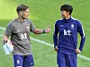모레노 감독과 대화하는 손흥민 (천안=연합뉴스) 김주성 기자 = '모레노호' 축구대표팀에 합류한 손흥민이 22일 충남 천안시 코리아풋볼파크에서 열린 공개훈련에서 로베르트 모레노 한국 축구 국가대표팀 임시 감독과 대화하고 있다. 대표팀은 이틀 뒤 에콰도르 대표팀과의 평가전을 시작으로 우루과이, 베네수엘라, 우즈베키스탄 대표팀과 4차례 A매치를 치른다. 2026.9.22 utzza@yna.co.kr/2026-09-22 16:09:49/