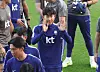 (천안=뉴스1) 김영운 기자 = 한국 축구대표팀 손흥민이 22일 충남 천안시 서북구 코리아풋볼파크에서 열린 오픈트레이닝에서 팬들에게 인사를 하고 있다. 2026.9.22/뉴스1