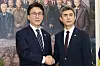 Defense Minister Kang Shin-chul, right, shakes hands with Democratic Party chief Kim Min-seok at the National Assembly in western Seoul on Sept. 28.