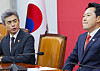 Defense Minister Kang Shin-chul, left, speaks to People Power Party chief Jang Dong-hyeok at the National Assembly in western Seoul on Sept. 28.