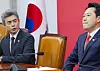 Defense Minister Kang Shin-chul, left, speaks to People Power Party chief Jang Dong-hyeok at the National Assembly in western Seoul on Sept. 28.