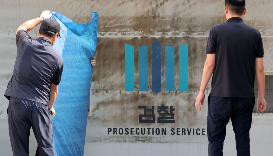 (Seoul = News 1) Reporter Kwang-ho Lee = On the 30th, two days before the launch of the Public Prosecution Office and the Serious Crimes Investigation Office, officials at the Supreme Prosecutors' Office in Seocho-gu, Seoul are making preparations to cover up the prosecution mark engraved on the parking lot entrance. 2026.9.30/News 1
