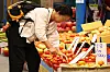 소득 개선 기대에 소비심리 다시 반등 (서울=연합뉴스) 진연수 기자 = 9월 소비심리가 한 달 만에 반등했다. 국내증시 변동폭이 축소된 가운데 양호한 실물경제 흐름에 힘입어 소득여건 개선 기대감이 높아진 영향으로 풀이된다. 한국은행이 23일 발표한 '소비자동향조사' 결과에 따르면 9월 소비자심리지수(CCSI)는 106.6으로 전월(104.5)보다 2.1포인트(p) 상승했다. 지수는 8월 2.3p 하락으로 방향을 바꿨다가 이달 다시 반등했다. 사진은 이날 서울 시내 전통시장에서 장 보는 시민 모습. 2026.9.23 jin90@yna.co.kr/2026-09-23 13:53:15/