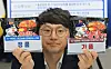 서울=뉴스1) 임세영 기자 = 31일 서울 종로구 정부서울청사에서 열린 한국산 제품 인증제도 관련 브리핑에서 지식재산처 관계자가 K-브랜드 제품과 위조상품을 비교하고 있다. 2026.3.31/뉴스1