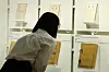 '위대한 유산, 한글' (서울=연합뉴스) 진연수 기자 = 1일 서울 종로구 대한민국역사박물관에서 열린 한글날 제정 100주년 기념 기획특별전 '일구이륙 무한이륙' 기자간담회에서 참석자가 '조선말 큰사전' 원고 등 다양한 원고를 살펴보고 있다. 국립한글박물관이 대한민국역사박물관, 한글학회, 세종대왕기념사업회와 함께 선보이는 이번 전시는 한글날과 관련된 한글문화 자료 116건(세부 수량 121점)을 만날 수 있다. 2026.10.1 jin90@yna.co.kr/2026-10-01 12:49:41/