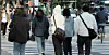 (서울=뉴스1) 이종덕 기자 = 2일 오전 서울 광화문광장에서 출근길 시민들이 몸을 움크린 채 발걸음을 옮기고 있다. 이날 새벽 서울 지역 체감온도는 12도까지 떨어졌다. 2026.10.2/뉴스1