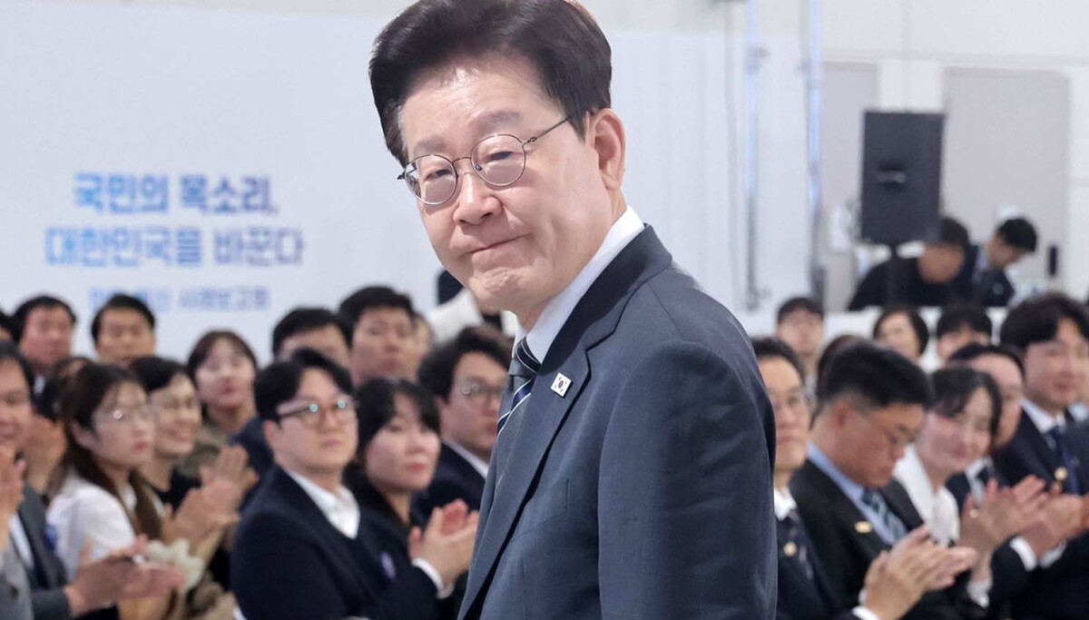 Lee demands thorough probe as series of cyberattacks hit Korea’s financial sector Lee demands thorough probe as series of cyberattacks hit Korea’s financial sector