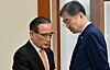 Foreign Minister Cho Hyun speaks with National Security adviser Wi Sung-lac at the Blue House in central Seoul on Sept. 29.