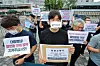 Caption: 대통령에 면담 요청하는 온플법 제정 촉구 공동행동 (서울=연합뉴스) 서대연 기자 = 온라인플랫폼법 제정 촉구 공동행동 회원들이 1일 서울 용산구 대통령실 앞에서 온라인플랫폼법 제정을 촉구하는 기자회견을 열고 면담을 요구하고 있다. 이들은 플랫폼 독과점 기업의 불공정 행위를 규제해 공정경쟁 질서를 구축해야 한다며 현 정부에 조속한 온플법 제정을 촉구하는 한편 대통령의 입장과 추진계획을 듣기 위해 대통령실에 면담을 요청한다고 밝혔다.. 2025.9.1 dwise@yna.co.kr/2025-09-01 11:00:13/