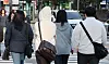 (서울=뉴스1) 이종덕 기자 = 2일 오전 서울 광화문광장에서 출근길 시민들이 몸을 움크린 채 발걸음을 옮기고 있다. 이날 새벽 서울 지역 체감온도는 12도까지 떨어졌다. 2026.10.2/뉴스1