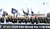 KT Wiz players celebrate their club's regular-season title at Suwon KT Wiz Park in Gyeonggi on Oct. 5.