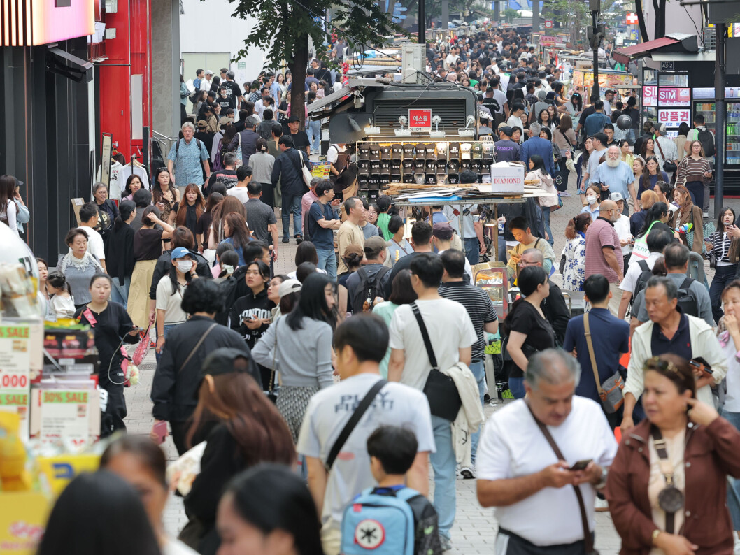 Photograph accompanying Heavier spending per visitor drives most of Seoul's 59.9% jump in foreign card payments