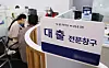 (경기=뉴스1) 김영운 기자 = 한국은행의 기준금리 결정을 하루 앞둔 15일 경기도 내 한 시중은행에서 시민들이 대출 상담을 받고 있다.이날 한은이 제출한 '금리 변동에 따른 주담대 이자부담' 자료에 따르면 주택담보대출 금리가 0.25%p 오를 경우 전체 차주의 이자 부담은 연간 1조 8000억 원 증가하며, 차주 1인당 이자 부담은 평균 584만 3000원에서 613만 9000원으로 29만 6000원이 오른다.전문가들은 기준금리가 연내 2회 이상, 내년까지 모두 3~4차례에 걸쳐 인상될 것으로 전망하고 있다. 2026.7.15/뉴스1