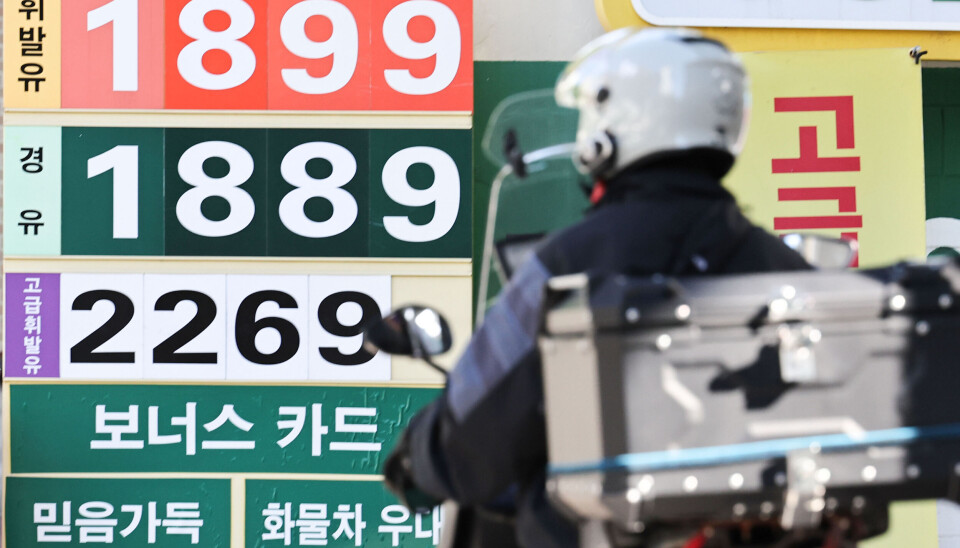 (서울=뉴스1) 이종수 기자 = 3일 한국석유공사 유가정보시스템 오피넷이 발표한 9월 5주차 국내 석유제품 가격 동향에 따르면 전국 주유소 휘발유 평균 판매가격은 리터당 1857.6원으로 전주보다 0.4원 내리며 20주 연속 하락했다. 사진은 4일 서울 시내 한 주유소 모습. 2026.10.4/뉴스1