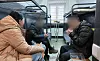 우크라이나군에 생포된 북한군 포로 (서울=연합뉴스) 우크라이나군에 생포된 북한군 포로 백모씨와 리모씨가 28일(현지시간) 우크라이나 내 포로수용소에서 김영미PD와 접견하며 탈북민단체들이 보낸 북한음식 '두부밥'을 먹고 있다. 침대(왼쪽 상단)에 이들이 직접 그린 김정은 북한 국무위원장의 초상화가 붙어 있다. 2025.10.31 [겨레얼통일연대 제공. 재판매 및 DB금지] photo@yna.co.kr/2025-10-31 09:46:31/