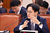 서울=뉴스1) 황기선 기자 = 김정관 산업통상부 장관이 6일 서울 여의도 국회 산업통상자원중소벤처기업위원회에서 열린 산업부에 대한 국정감사에서 의원 질의에 답하고 있다. 2026.10.6/뉴스1