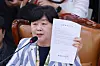 증인출석요구서 들어보이는 서영교 법사위원장 (서울=연합뉴스) 신현우 기자 = 국회 법제사법위원장인 더불어민주당 서영교 의원이 6일 국회 법사위에서 열린 대법원 등에 대한 국정감사에서 조희대 대법원장에 대한 증인 출석요구서를 들어보이고 있다. 2026.10.6 nowwego@yna.co.kr/2026-10-06 14:34:16/