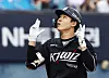 (서울=뉴스1) 김민지 기자 = 16일 오후 서울 송파구 잠실야구장에서 열린 '2026 신한SOL KBO리그' LG 트윈스와 KT 위즈의 경기, 2회초 2사 주자 1,3루 상황에 KT 최원준이 3점 홈런을 친 뒤 세리머니를 하고 있다. 2026.7.16/뉴스1