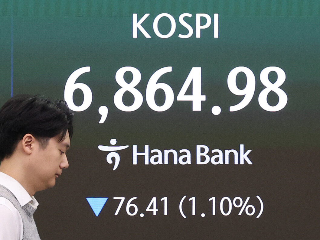 Photograph accompanying KOSPI wins back three-quarters of a 1.11% opening drop in its first 15 minutes